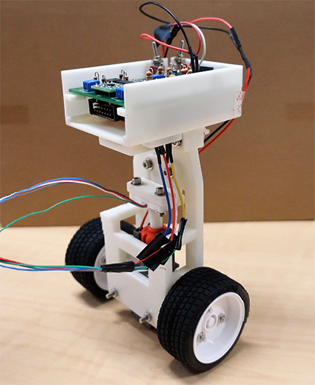 東京電機大學工學部的學生設計的兩輪自平衡無人車