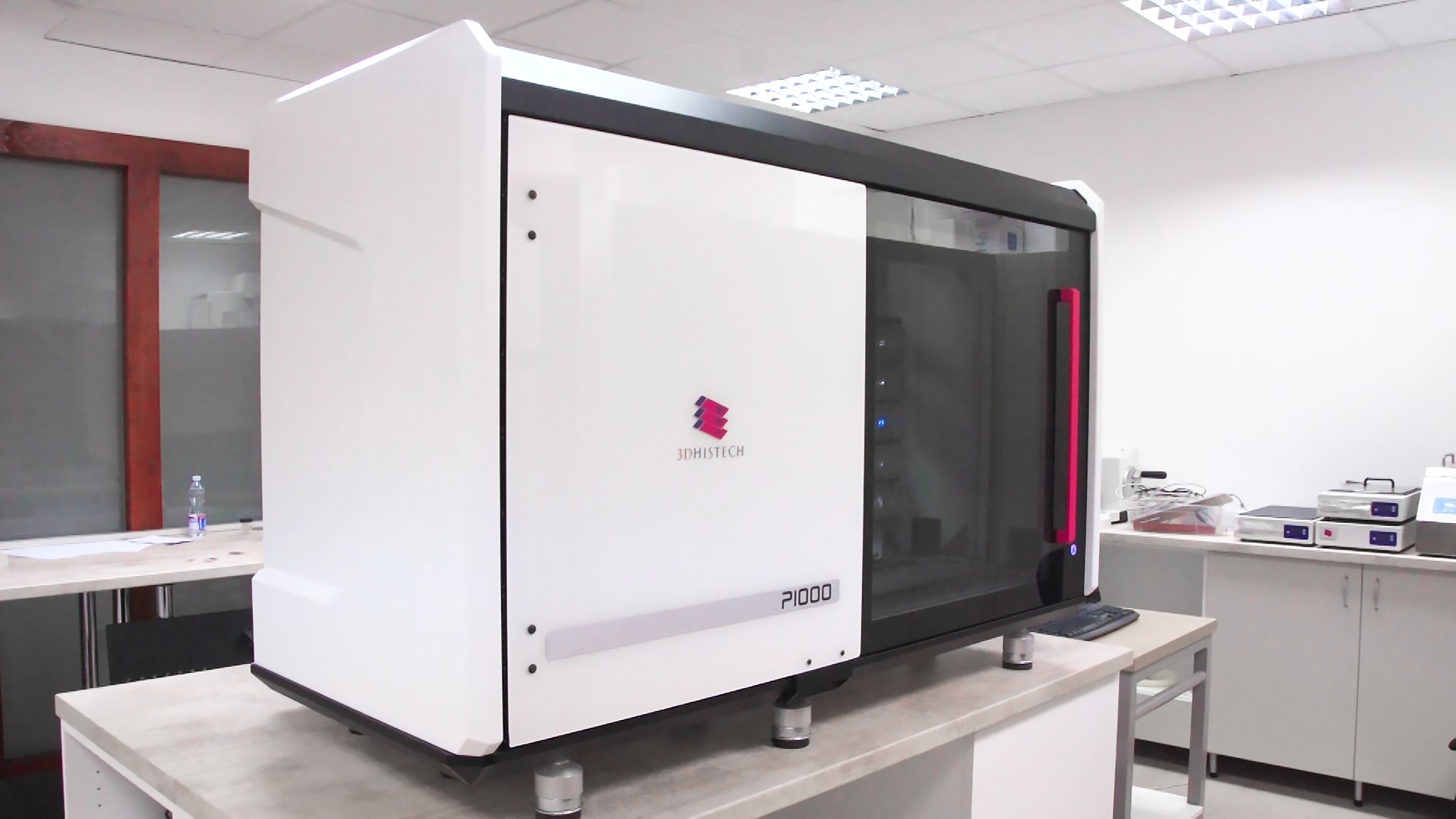 病理實驗室的 P1000 數位玻片掃描器