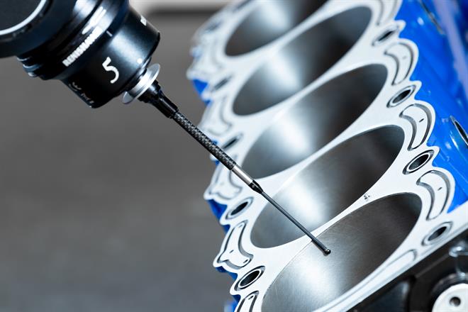 掃描鋁製 Cosworth V10 引擎缸體（採用鋼製汽缸內襯）的 OPTiMUM™ 鑽石測針