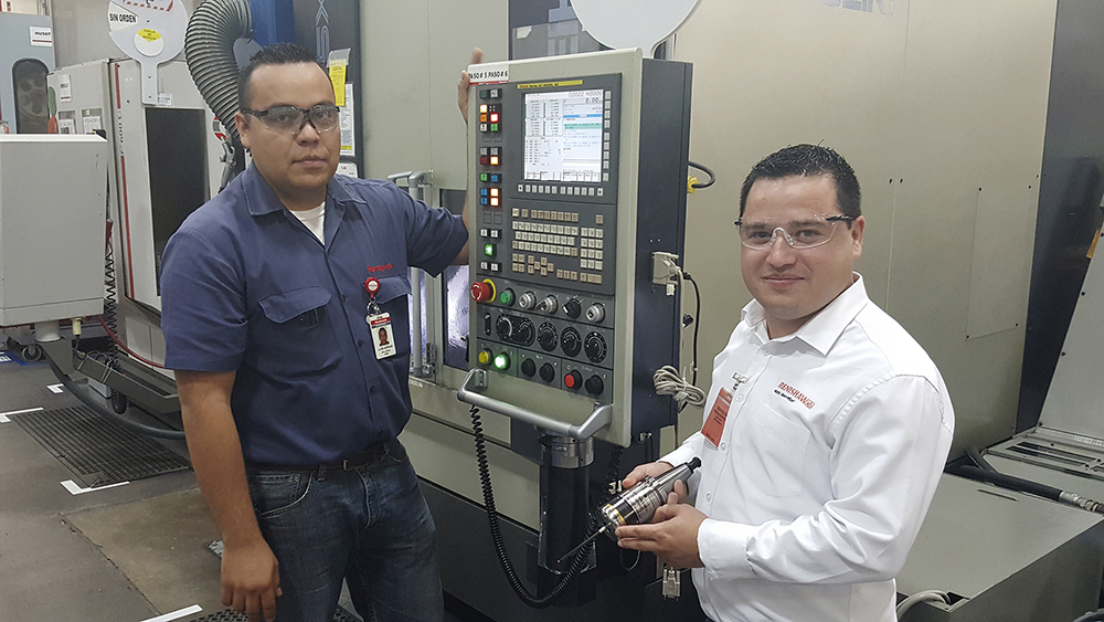 Honeywell Aeorspace 製造工程師 Luis Adrián Gallegos 和 Renishaw 應用工程師 Gilberto Ochoa 一起檢視工件調整
